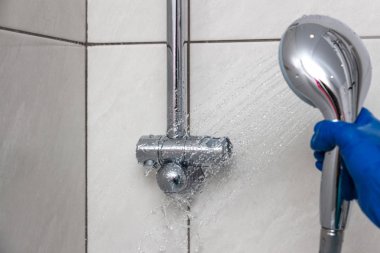 Kireçkireçten tesisat armatürleri temizleme işlemi
