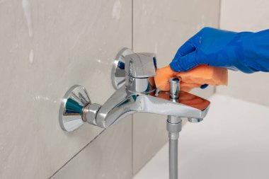 Kireçkireçten tesisat armatürleri temizleme işlemi