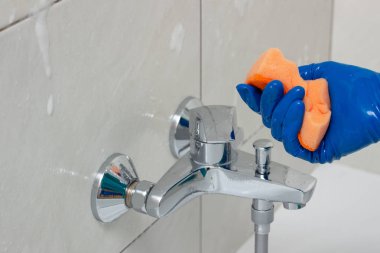 Kireçkireçten tesisat armatürleri temizleme işlemi