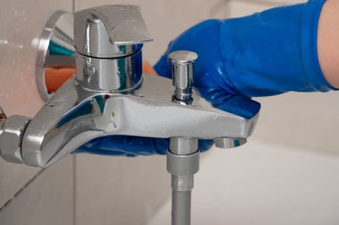 Kireçkireçten tesisat armatürleri temizleme işlemi