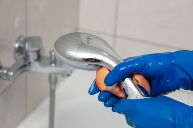 Kireçkireçten tesisat armatürleri temizleme işlemi
