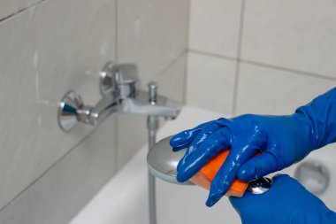 Kireçkireçten tesisat armatürleri temizleme işlemi