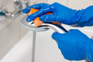 Kireçkireçten tesisat armatürleri temizleme işlemi