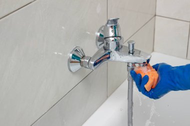 Kireçkireçten tesisat armatürleri temizleme işlemi