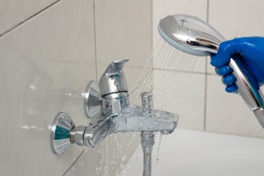 Kireçkireçten tesisat armatürleri temizleme işlemi