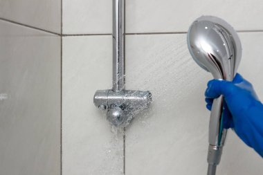 Kireçkireçten tesisat armatürleri temizleme işlemi