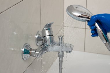 Kireçkireçten tesisat armatürleri temizleme işlemi