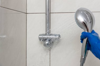 Kireçkireçten tesisat armatürleri temizleme işlemi