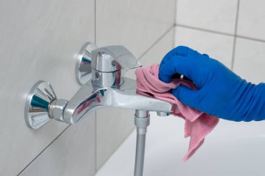 Kireçkireçten tesisat armatürleri temizleme işlemi