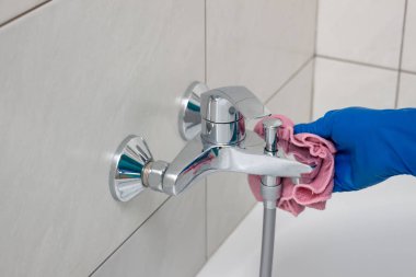 Kireçkireçten tesisat armatürleri temizleme işlemi