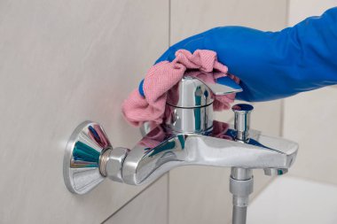 Kireçkireçten tesisat armatürleri temizleme işlemi