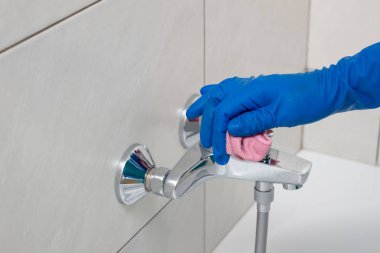 Kireçkireçten tesisat armatürleri temizleme işlemi