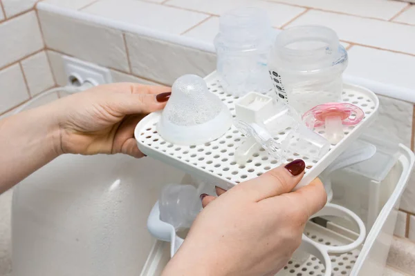 Bebek şişesi sterilizatörü kullanma