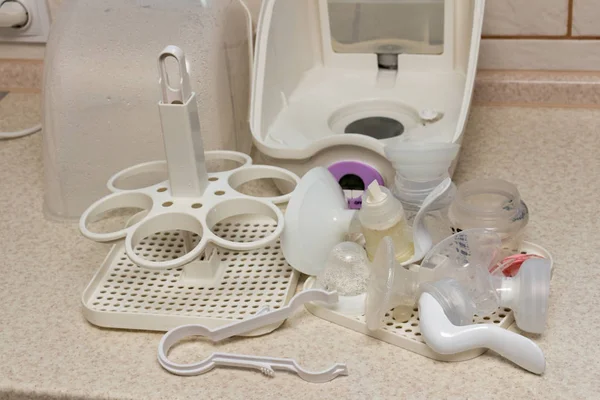Использование стерилизатора для детской бутылочки — стоковое фото