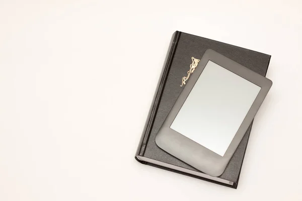 Libro Electrónico Moderno Sobre Grueso Libro Ordinario Sobre Fondo Blanco — Foto de Stock