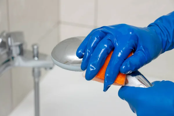 Процесс очистки сантехники от лимфатических соединений — стоковое фото