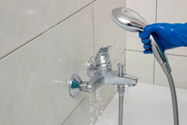 Proceso de limpieza de accesorios de fontanería de cal — Foto de Stock