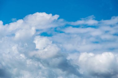 Bir yaz mavi gökyüzünde Kümülonimbus bulutlar
