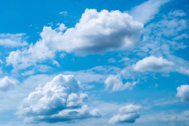 Bir yaz mavi gökyüzünde Kümülonimbus bulutlar