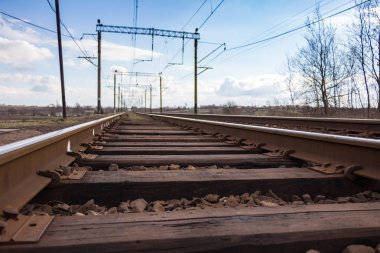 Ahşap uyuyanlar üzerinde raylar ile Demiryolu 