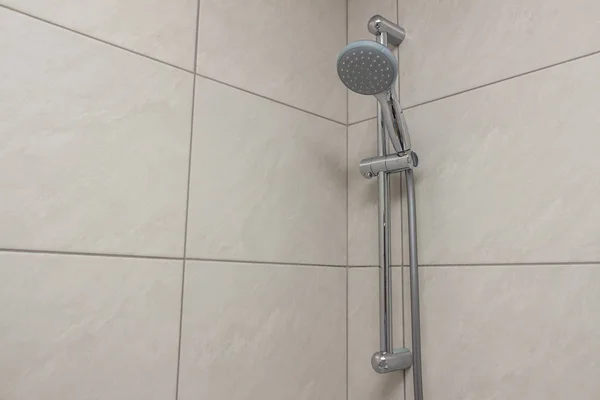 Zuhanyzó telepítése a fürdőszobában — Stock Fotó