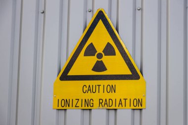 Duvarda dikkat iyonlaştırıcı radyasyon işareti