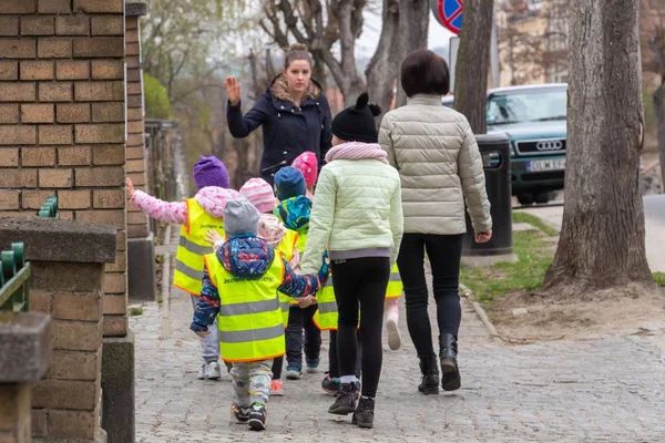 Vurgu sarı yansıtıcı giymiş okul öncesi çocuk grubu