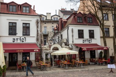  Krakow şehrinde eski Yahudi mahallesinde Sokak kafeler