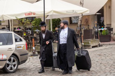 İki siyah giyimli Hasidik hacı 