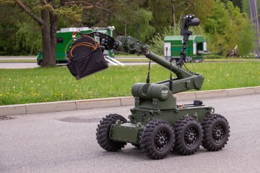  Robot Aynak, piroteknik operasyonlar ve keşif için kullanılır