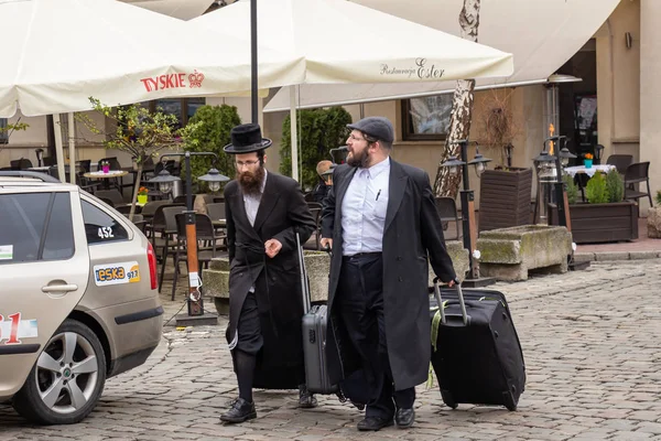 İki siyah giyimli Hasidik hacı 