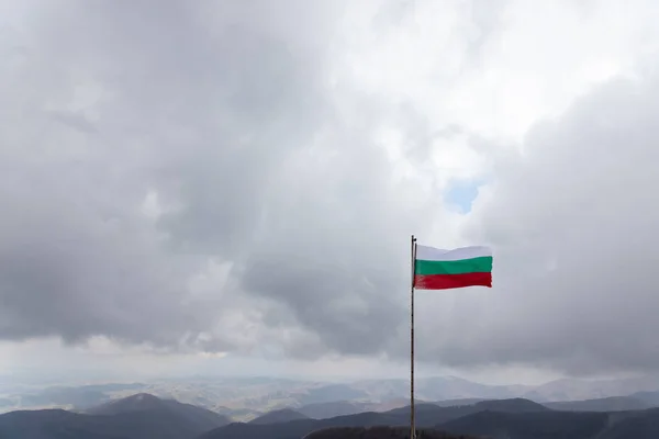 Bandeira Búlgara Ondulada Congelada Com Uma Bela Vista Stara Planina — Fotografia de Stock