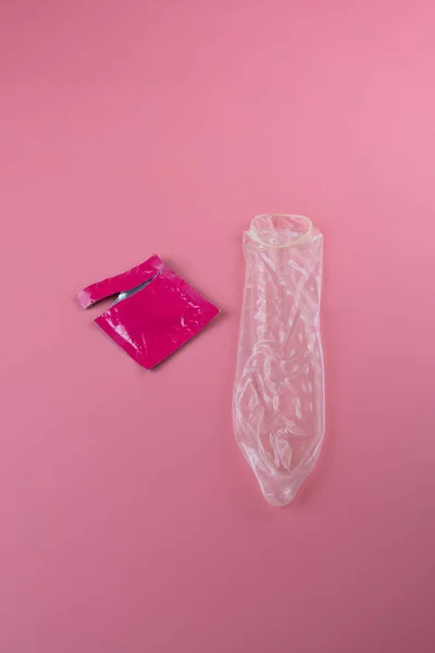 Рожева Упаковка Презервативів Відкритий Презерватив Рожевому Тлі Концепція Сексуального Здоров — стокове фото