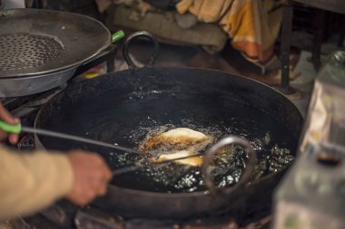 büyük bir tavada desi kahvaltı pişirme