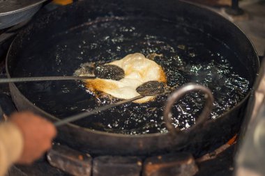 büyük bir tavada desi kahvaltı pişirme