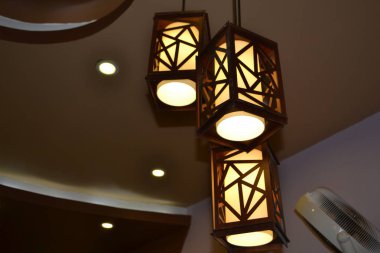 üstüne güzel sarı lambalar