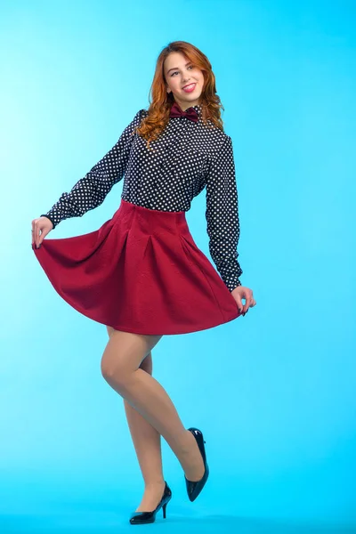 Mavi bir arka plan üzerinde moda giysileri kızı. Tekstil, giyim, moda kavramı tasarım,.