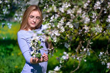 Bahar tarzı. Bir güzel bahar içinde güzel genç kadın. Güzel bahar bahçe. Şık bahar