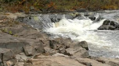 Kayalıklardan süzülen ve bir dereden aşağı yuvarlanan güzel bir su damlası.