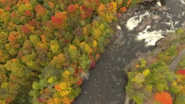Sonbaharda güçlü bir nehrin çağlayan sularında uçan dron.