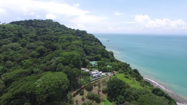コスタリカ沿岸の山々に家に向かって降下するドローン — ストック動画