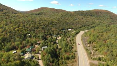 Ormanda drone uçururken görülen birkaç evi olan kırsal yol.