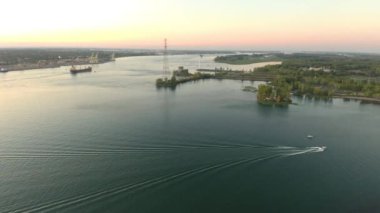Yarı şehirli bölgede gezinirken, su içinde dönen bir tekne.