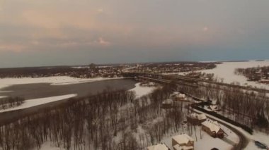 Kışın şafak vakti renkli gökyüzüyle köprüden hava manzarası