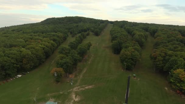 Vista Panorâmica Montanha Esqui Não Utilizada Verão Com Floresta Exuberante — Vídeo de Stock