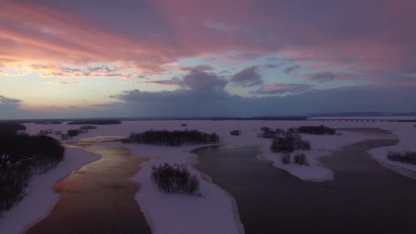 冬の風景の中でドローンを飛んで紫色の雲を作る見事な夕日 — ストック動画