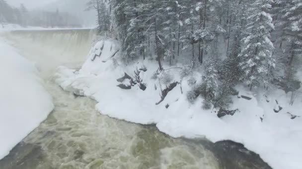 Muhteşem Kış Harikalar Diyarı Sahnesi Akan Nehrin Üzerinde Uçan Bir — Stok video
