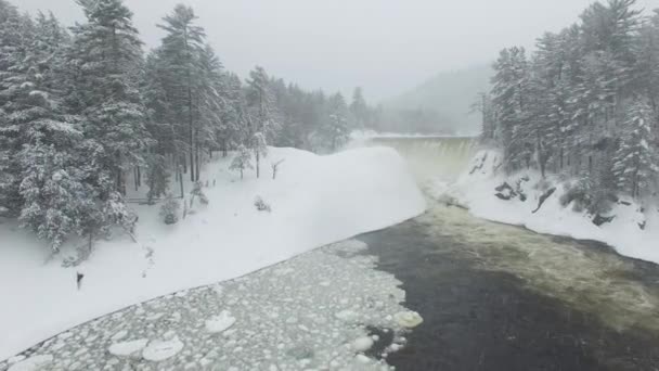 Drone Latające Thru Opady Śniegu Kierunku Magicznej Zimowej Scenerii Wodospadu — Wideo stockowe