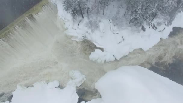 凍る冬に流れる鳥の目の川をドローンで撮影 — ストック動画