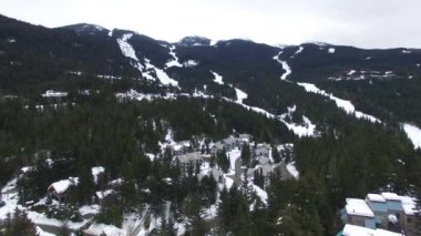 Tatil için güzel dağ manzaralı kayak merkezi.